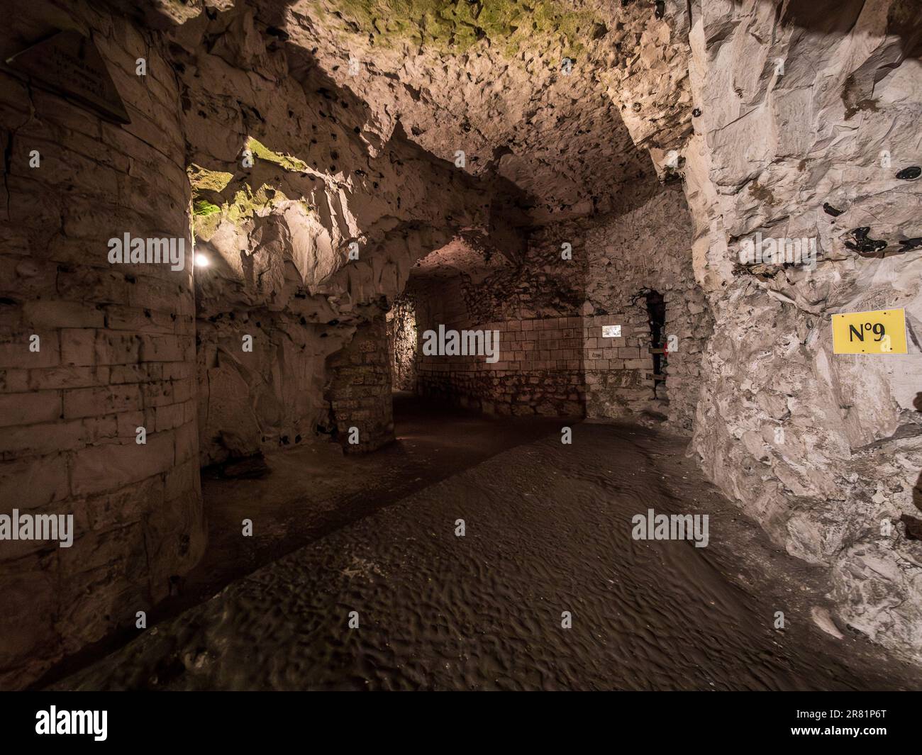 L'immagine è di uno dei numerosi passaggi del museo medievale sotterraneo della città di la Cite Souterraine de Naours nel villaggio francese di Naours. Foto Stock