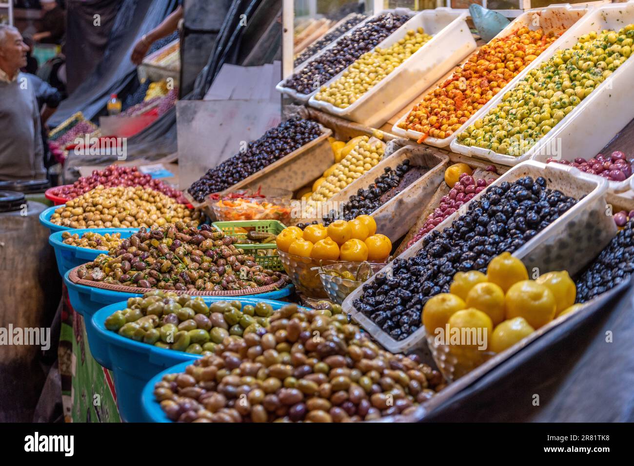 Tipica esposizione di un negozio su un bazar marocchino Foto Stock