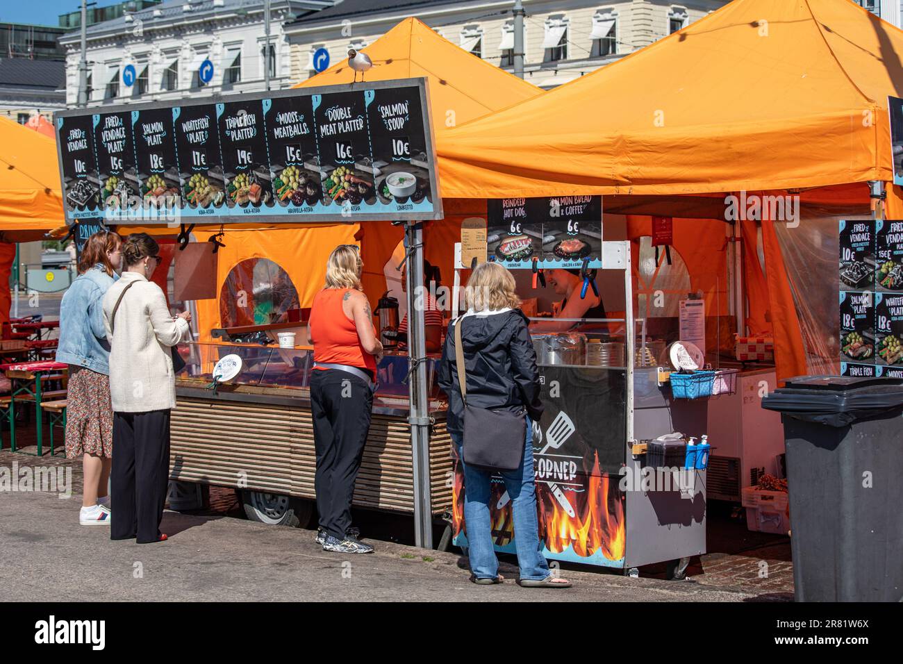 Persone che acquistano porzioni di cibo di mare dal venditore di cibo di strada a Helsinki, in Finlandia Foto Stock