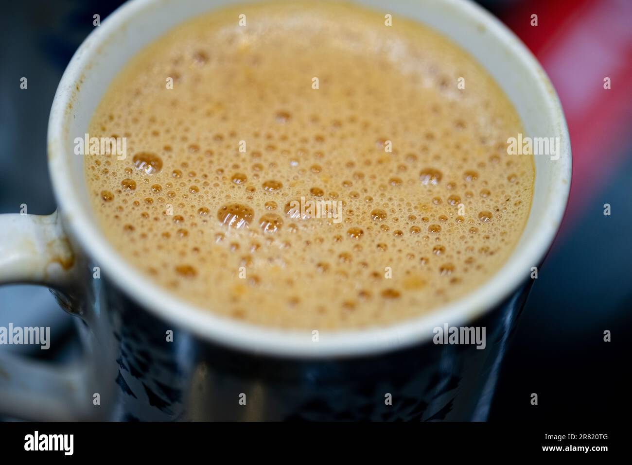 Tazza di tè caldo del latte, tè del latte (chai normale) è molto popolare in Pakistan Foto Stock