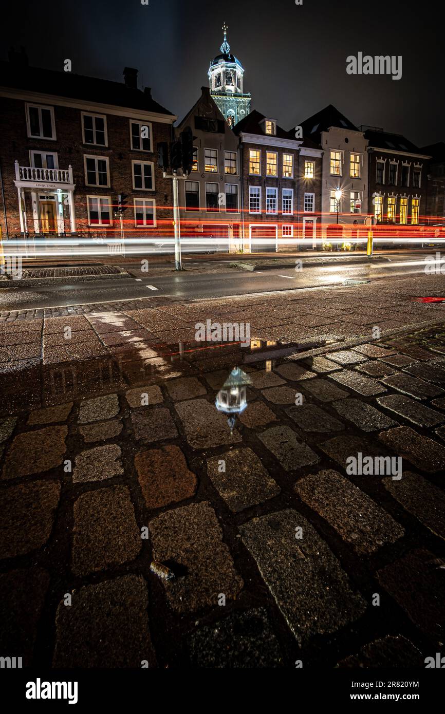 Una ripresa verticale ad angolo alto di una strada vuota lapidata con edifici e luci sullo sfondo Foto Stock