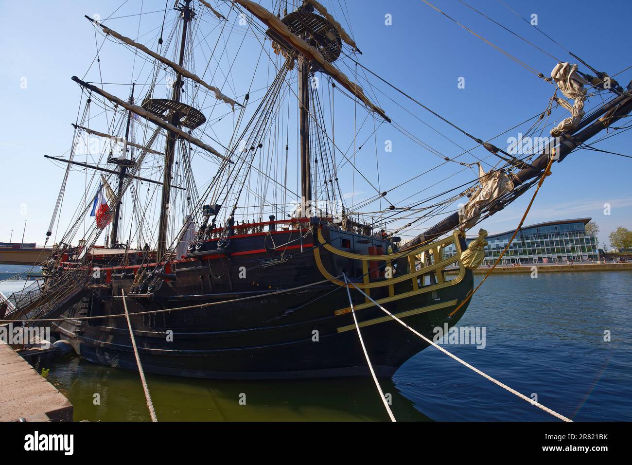 Etoile du Roy, una fregata a tre alberi di sesta classe, nave da guerra ormeggiata sul fiume Senna per la mostra Armada. Replica in legno di fregata 1745. Foto Stock