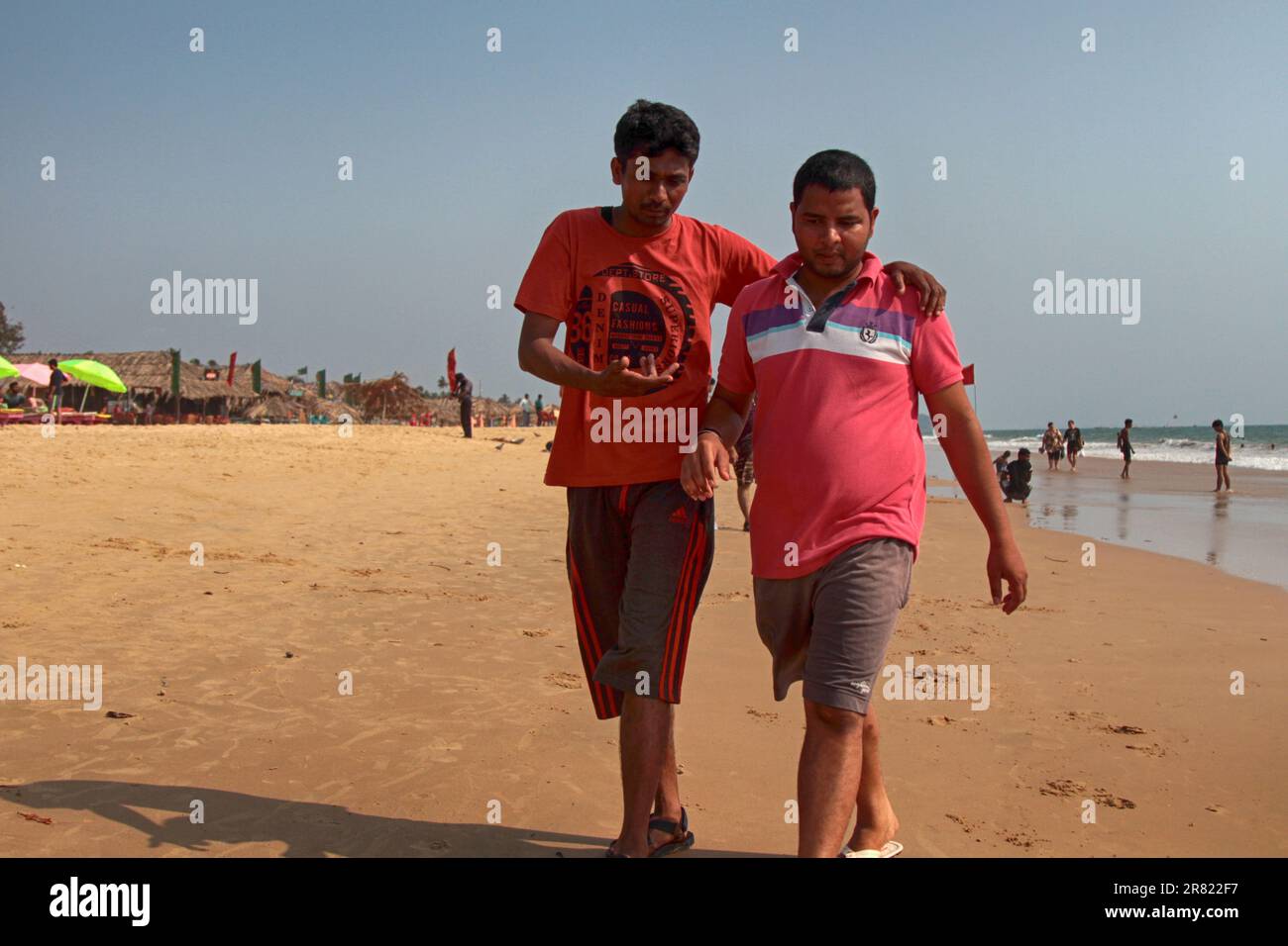 India, Goa - 2 aprile 2018: Indians Guys amici sulla spiaggia Foto Stock