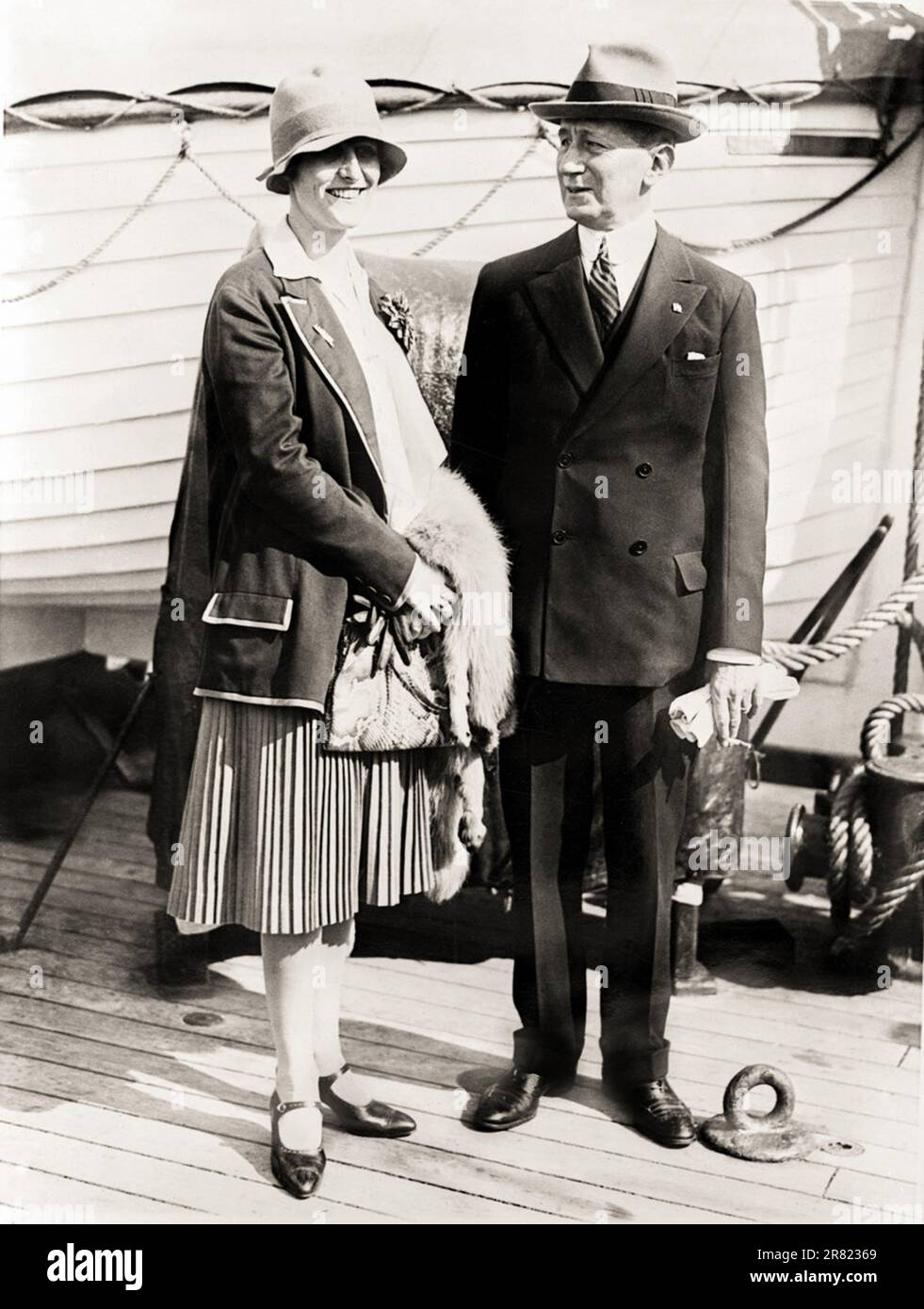 1927 c. , USA : il celebre inventore italiano Marquis GUGLIELMO MARCONI ( 1874 - 1937 ) e la sua 2nd moglie , sposata nel 1927 , la contessa Maria Cristina BEZZI-SCALO ( 1900 - 1994 ), su una barca transatlantica . La coppia ebbe una figlia: Maria ELETTRA MARCONI (nata il 30 luglio 1930 , in seguito sposata con il principe Carlo GIOVANELLI ). Fotografo sconosciuto . - Nobiltà italiana - Bezzi Scalo - nobiltà - ritratto - ritratto - Nobili italiani - FOTO STORICHE - STORIA - Marchesa - Marchese - Principessa - Giovannelli - NAVATA - MOTONAVE - TRANSATLONTICO - CRUISER --- Archivio GBB Foto Stock
