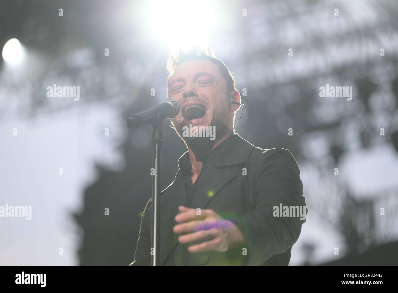 Il cantante italiano Tiziano ferro si esibisce dal vivo sullo stadio di San Siro per la seconda data italiana del tour TZN 2023. Milano (Italia), il 18th giugno 2023. Credit: Tiziano Ballabio/Alamy Live News Foto Stock