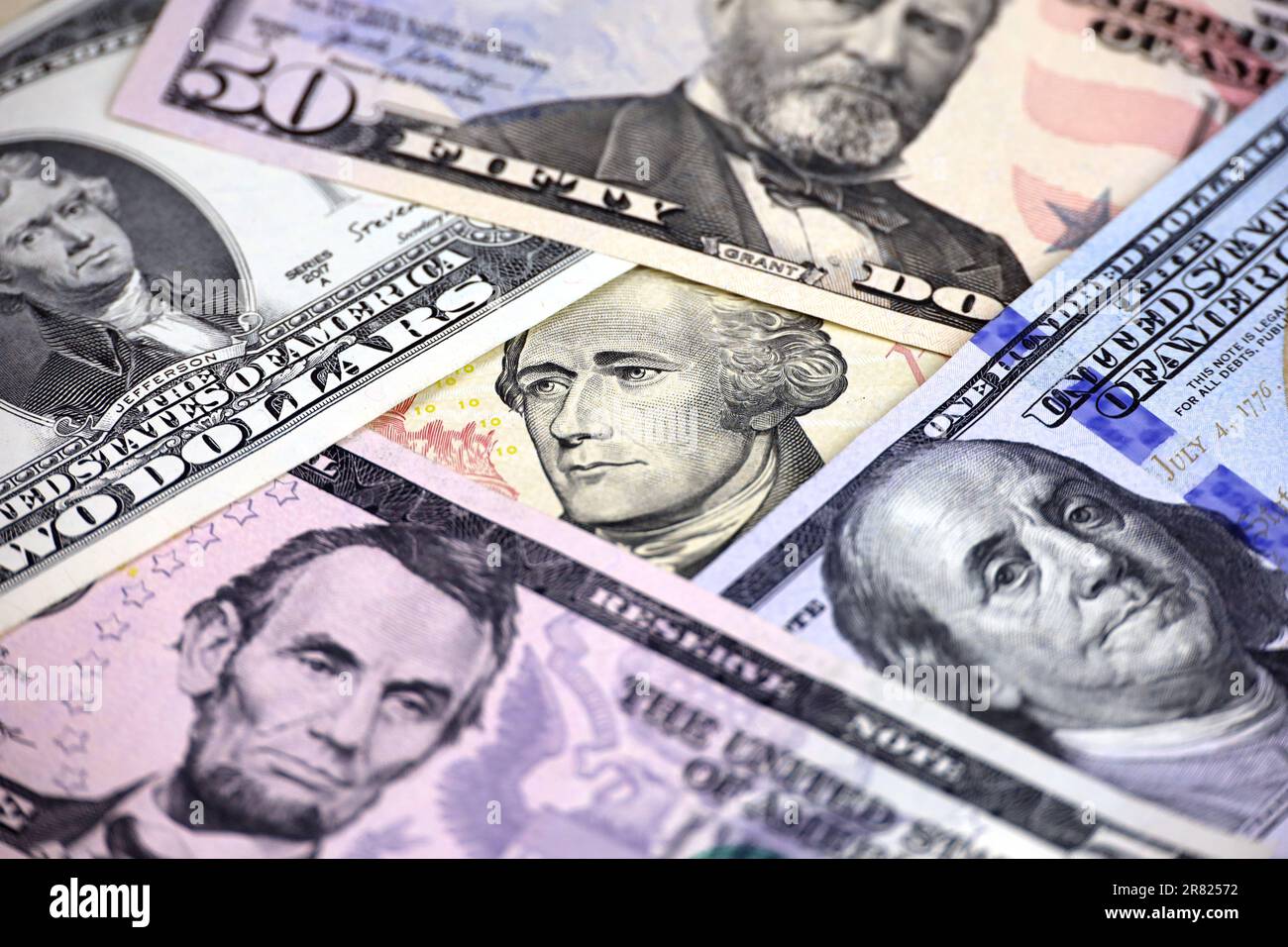 Banconote IN dollari USA, valuta cartacea per background. 2, 5, 10, 50 e 100 dollari, concetto di economia americana e globale, tasso di cambio Foto Stock