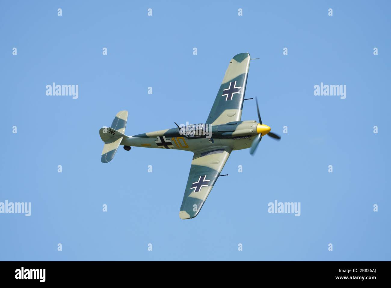 Hispano Buchon Yellow 10 mostra Shuttleworth Around the World Air Show il 2023 giugno Foto Stock