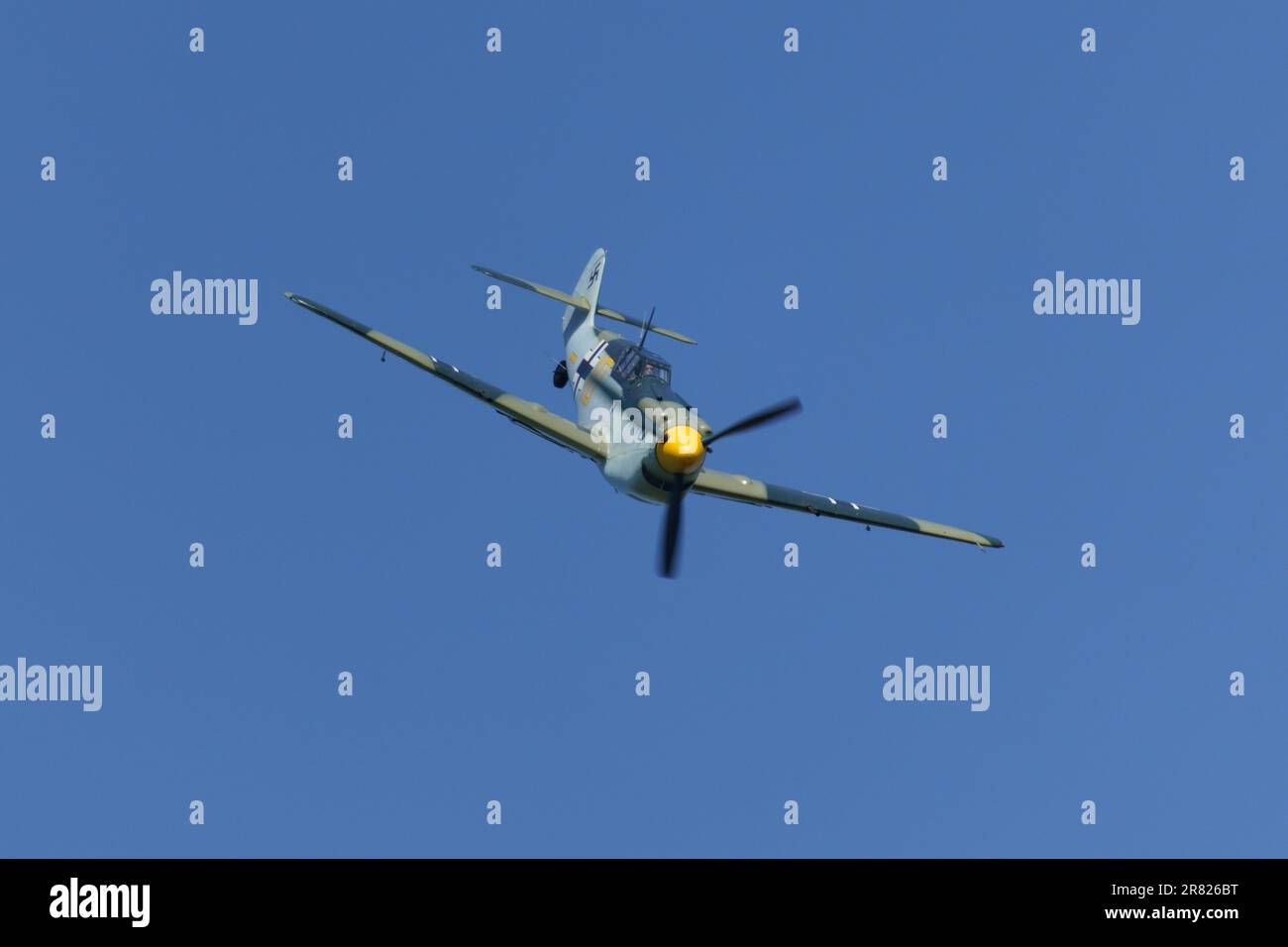 Hispano Buchon Yellow 10 mostra Shuttleworth Around the World Air Show il 2023 giugno Foto Stock