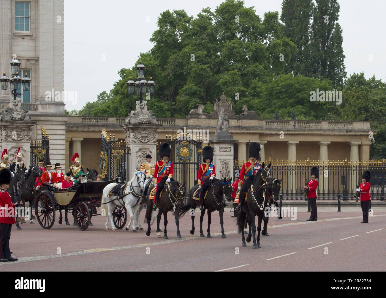Re Carlo III Principe William Principe Edoardo Principessa Anna montato sul Horseback con la regina Camilla e principessa del Galles Trooping il colore Foto Stock