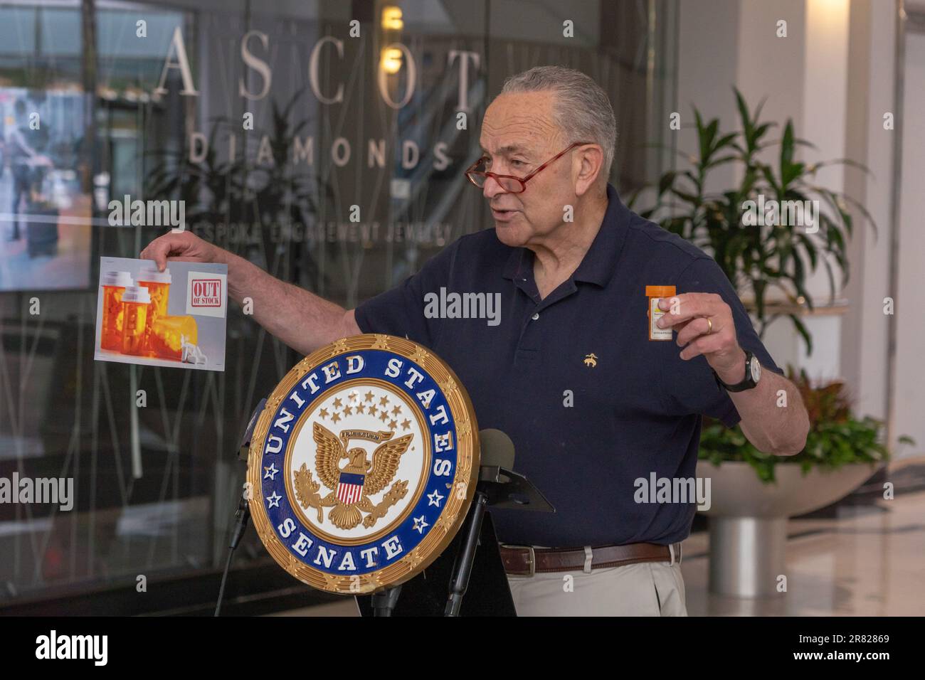 New York, Stati Uniti. 18th giugno, 2023. Chuck Schumer (D-NY), leader della maggioranza del Senato, invita la FDA ad attivare un piano per limitare la carenza di farmaci e invita il Congresso a passare una soluzione legislativa alle carenze a New York City. Il Sen. Schumer ha detto che oltre 295 farmaci critici, dai farmaci contro il cancro ai farmaci generici di tutti i giorni, necessari per trattare l'asma e le infezioni, sono in quantità così breve che una crisi è all'orizzonte e la carenza potrebbe presto iniziare a ritardare i trattamenti in tutto il NY e la nazione. (Foto di Ron Adar/SOPA Images/Sipa USA) Credit: Sipa USA/Alamy Live News Foto Stock