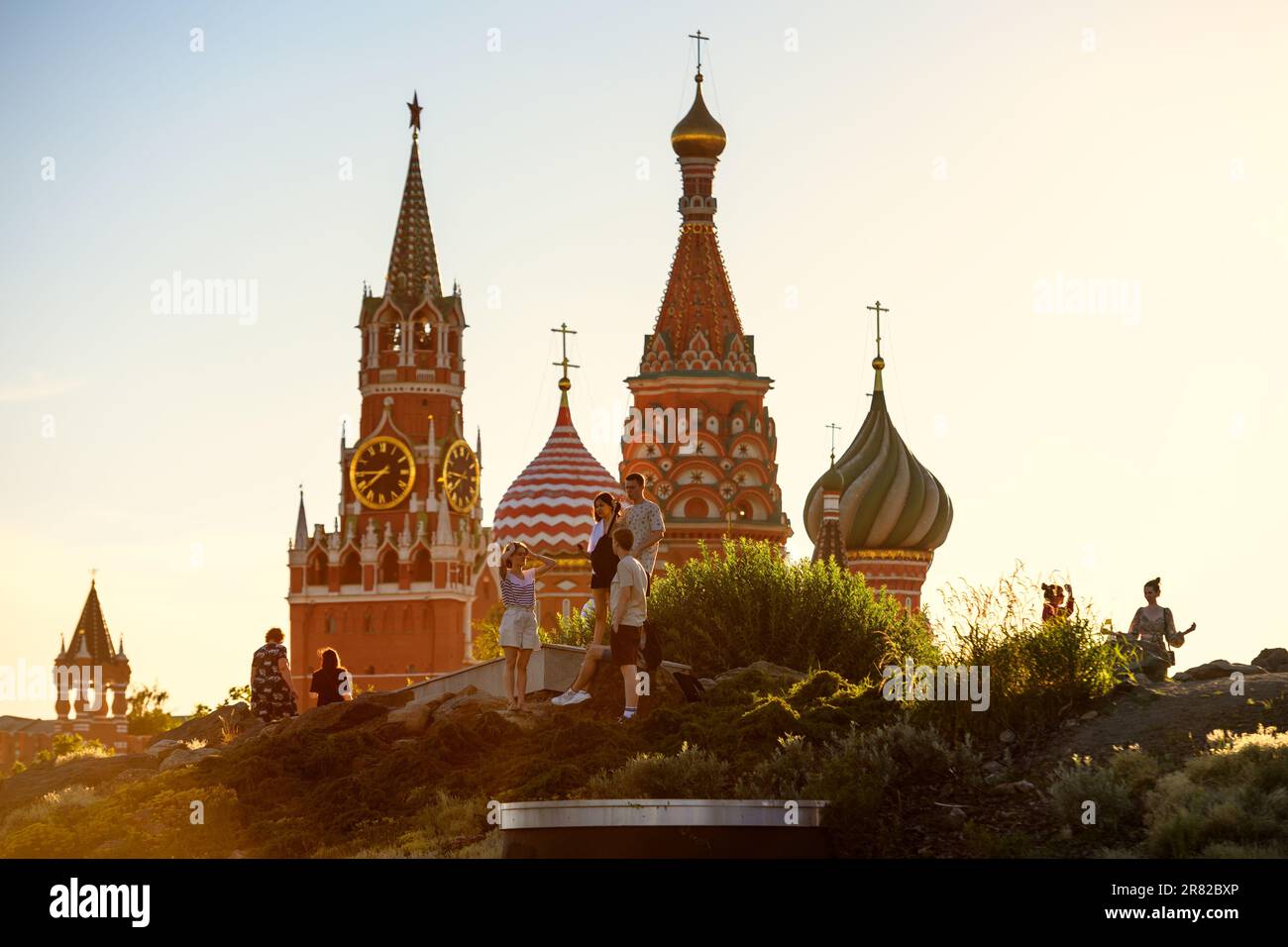 Mosca - 28 giugno 2022: I turisti visitano il Parco Zaryadye paesaggistico in estate, Mosca, Russia. Concentrarsi sulle persone. Cremlino di Mosca e Cattedrale di San Basilio Foto Stock
