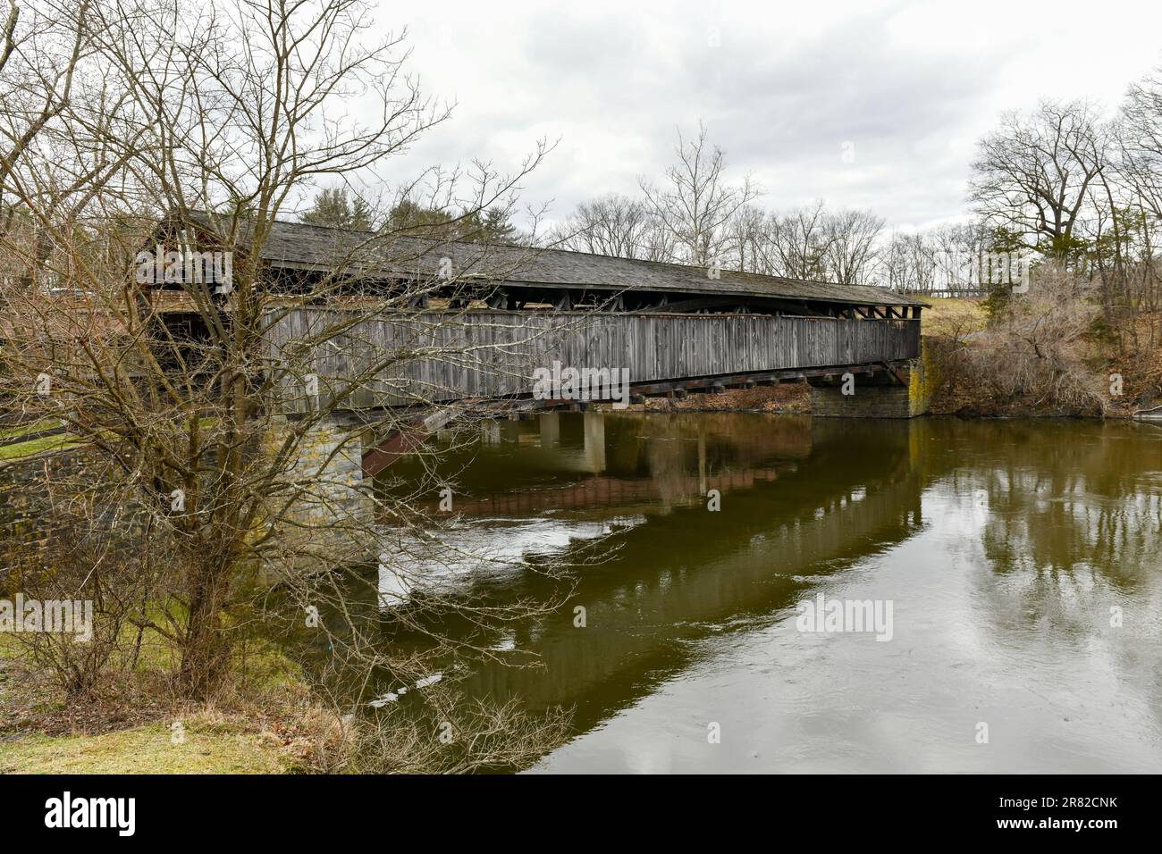 Perrine's Bridge è il secondo ponte coperto più antico dello stato di New York. Questo ponte di Burr Arch Truss attraversa il fiume Wallkill nella città di E. Foto Stock