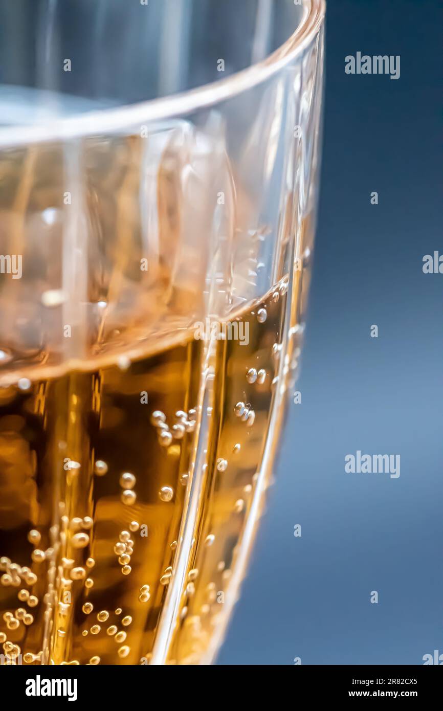 Elegante Macro Shot di un bicchiere di vino frizzante Foto Stock