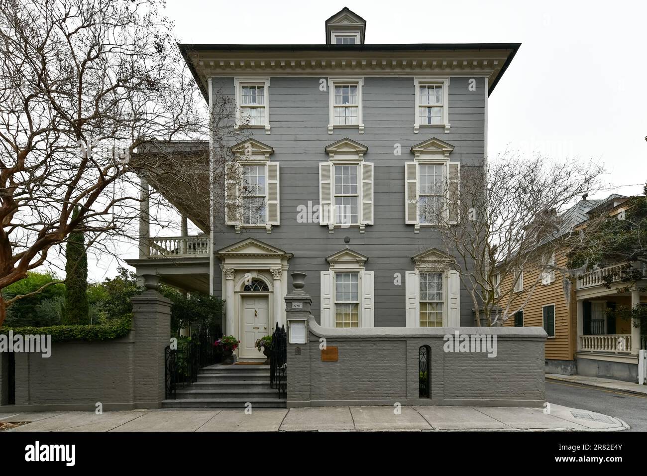 Charleston, South Carolina - 27 febbraio 2022: Casa di John Stuart sulla storica via di Tradd a Charleston, South Carolina. Vecchia casa del 19th ° secolo. Foto Stock