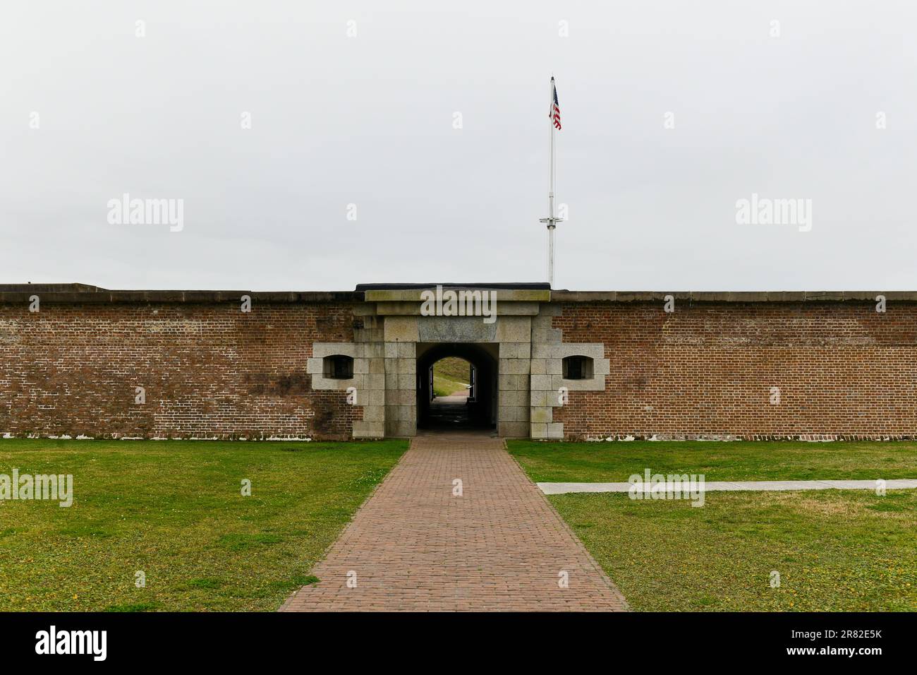 Ingresso a Fort Moultrie sull'isola di Sullivan, Charleston, South Carolina, dalla guerra rivoluzionaria americana che protegge il porto con una batteria di armi da fuoco b Foto Stock