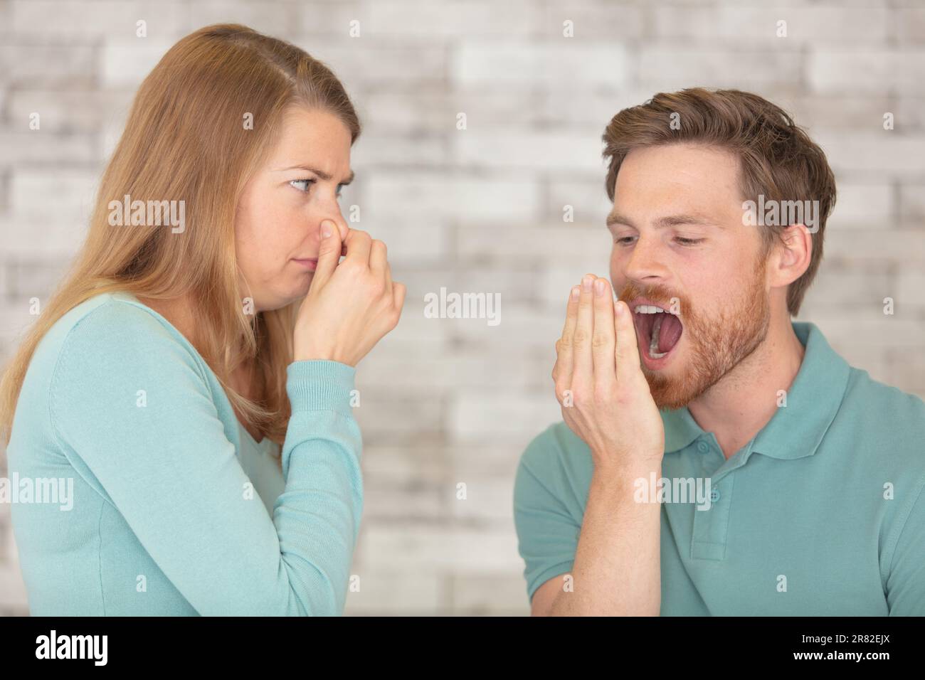 puzzolente gesturante maschio e femmina che sbadigliano Foto Stock