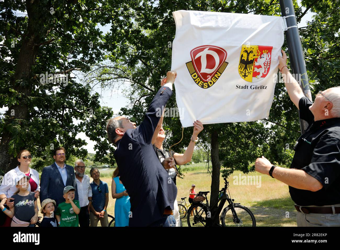 Im Bild: Octavian Ursu, Anett Haßpacher, Carsten Liebig. Die Stadt Görlitz würdigt den Ehrenspielführer von Dynamo Dresden Hans-Jürgen „Dixie“ Dörner, Foto Stock