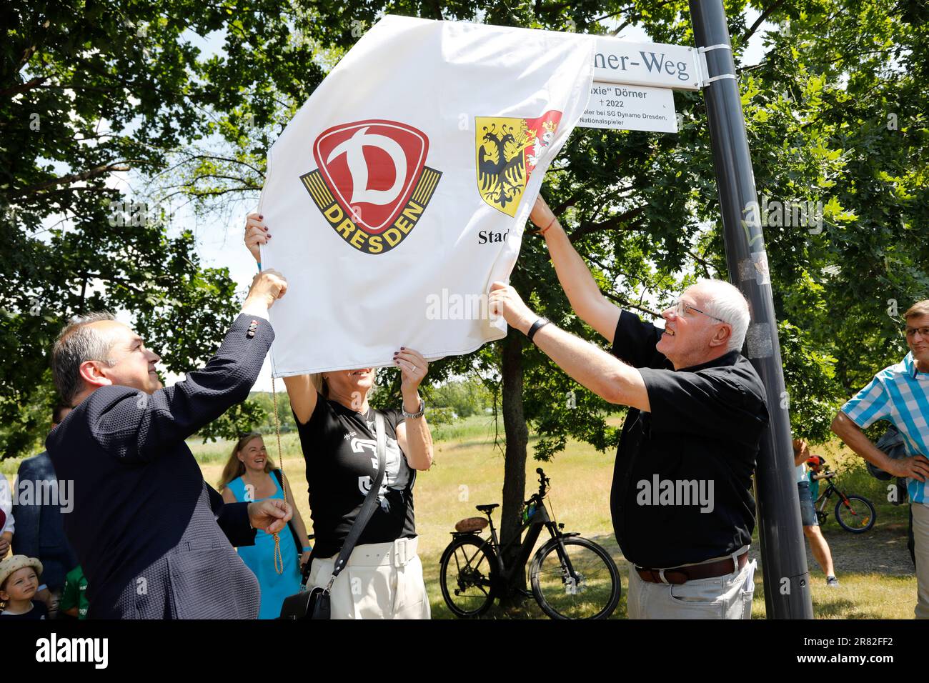 Im Bild: Octavian Ursu, Anett Haßpacher, Carsten Liebig. Die Stadt Görlitz würdigt den Ehrenspielführer von Dynamo Dresden Hans-Jürgen „Dixie“ Dörner, Foto Stock