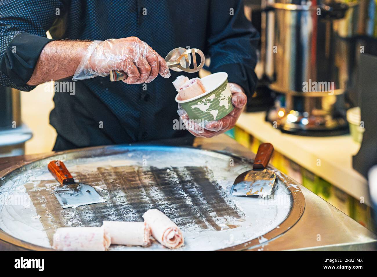 Preparazione del gelato arrotolato, Roll-Up Foto Stock