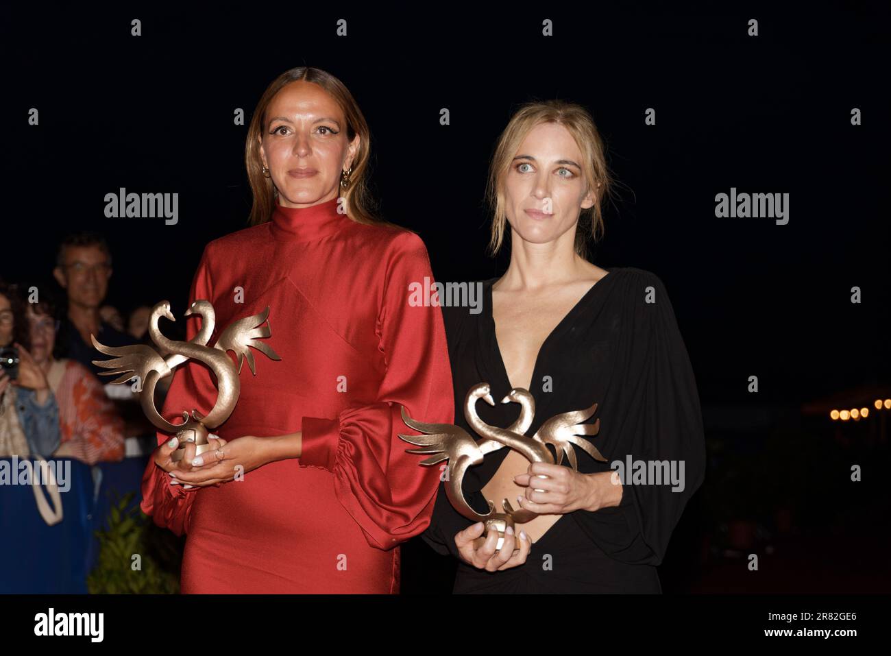 Cabourg, Francia. 17th giugno, 2023. Monia Chokri vincitore del Gran Premio e del Prix de la Jeunesse (semplice comme Sylvain) si pone con Nancy Grant Foto Stock