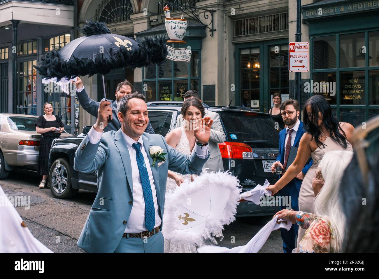 NEW ORLEANS, LA, USA - 3 GIUGNO 2023: Festa di nozze con sposa e groom parading su Chartres Street, nello storico quartiere francese Foto Stock