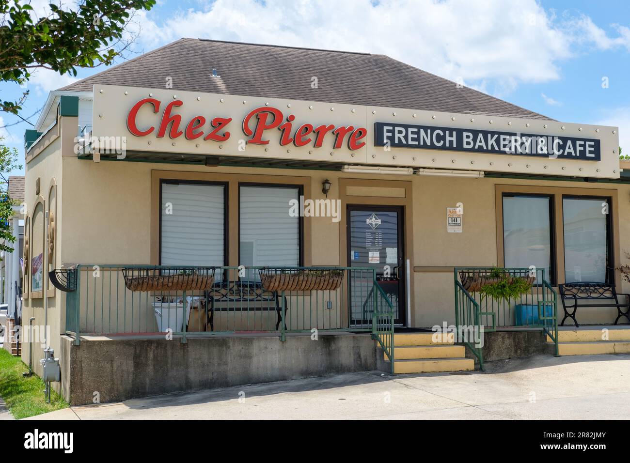 NEW ORLEANS, LA, USA - 11 GIUGNO 2023: Chez Pierre French Bakery and Cafe nel quartiere Lakeview Foto Stock