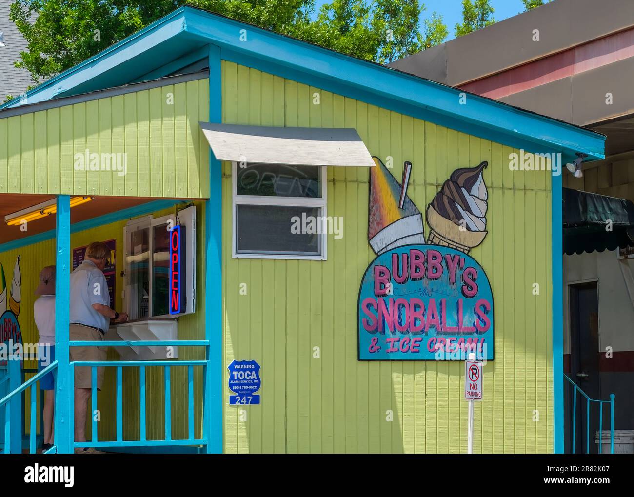 NEW ORLEANS, LA, USA - 11 GIUGNO 2023: Bubby's Snoballs and Ice Cream stand nel quartiere di Lakeview Foto Stock