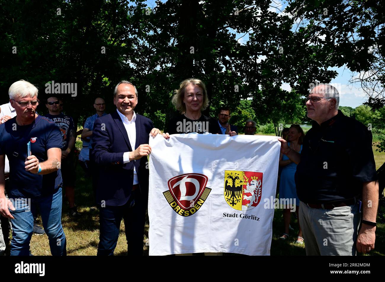 Im Bild: Octavian Ursu, Anett Haßpacher, Carsten Liebig. Die Stadt Görlitz würdigt den Ehrenspielführer von Dynamo Dresden Hans-Jürgen „Dixie“ Dörner, Foto Stock