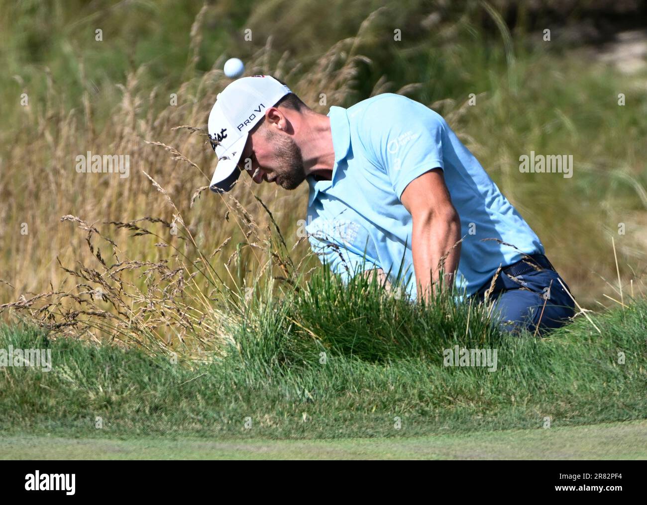 Los Angeles, Stati Uniti. 18th giugno, 2023. Wyndham Clark si stoppa al ruvido sul nono buco durante l'ultimo round dei 2023 Stati Uniti Open Golf Championship al Los Angeles Country Club di Los Angeles, California, domenica 18 giugno 2023. Foto di Alex Gallardo/UPI Credit: UPI/Alamy Live News Foto Stock