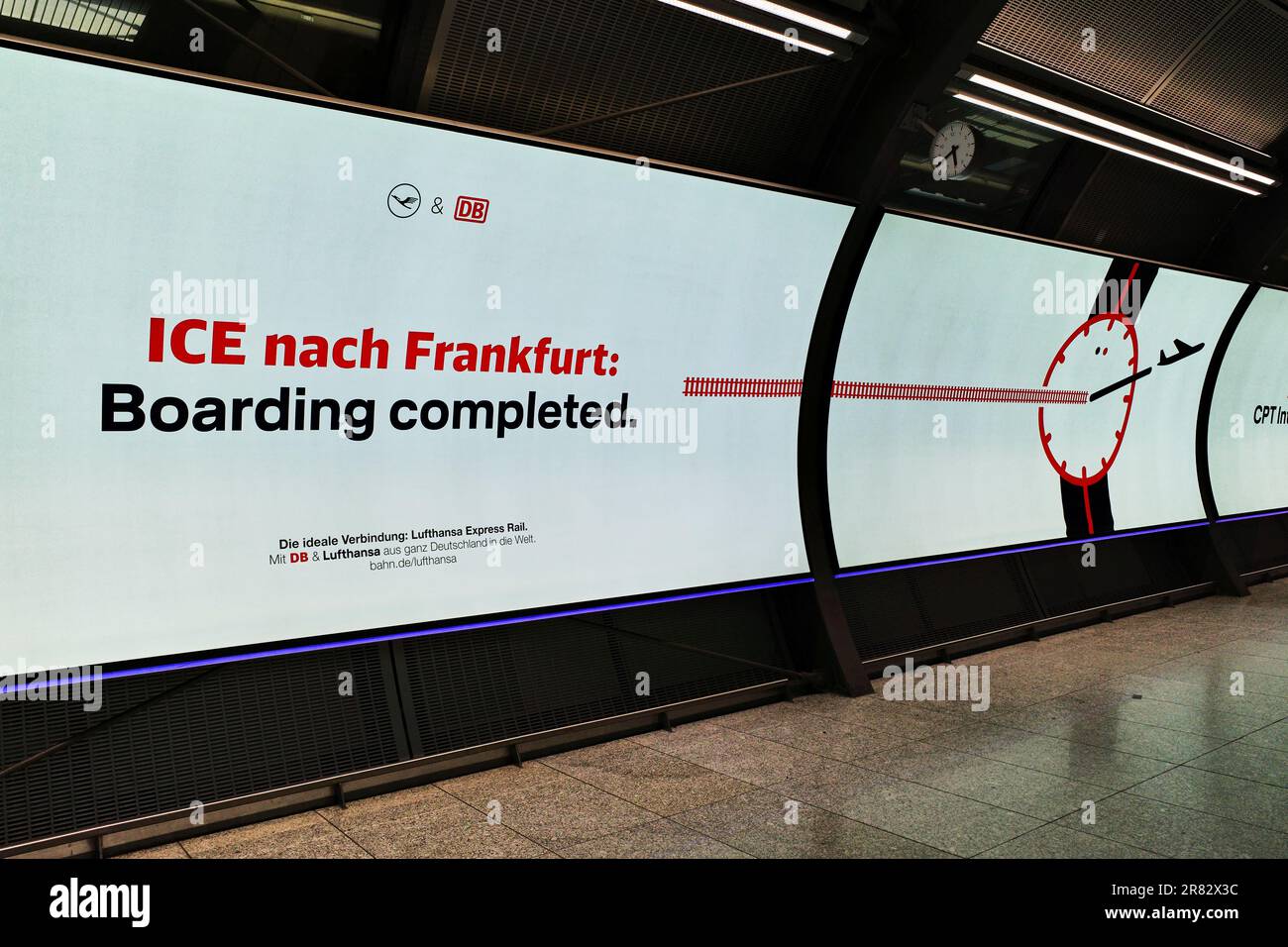 Pubblicità del marchio per i treni Intercity Express che collegano i voli dell'aeroporto di Francoforte in una rete efficiente in Germania. Foto Stock