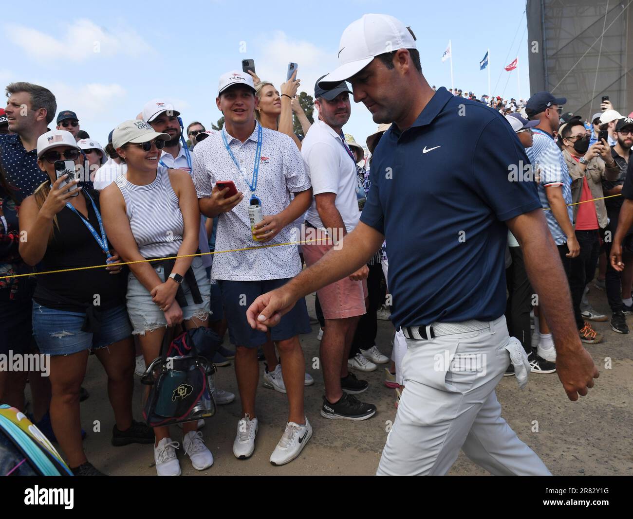 Los Angeles, Stati Uniti. 18th giugno, 2023. Scottie Scheffler passa davanti agli spettatori durante l'ultimo round del 2023 U.S. Open Golf Championship al Los Angeles Country Club di Los Angeles, California, domenica 18 giugno 2023. Foto di Mike Goulding/UPI Credit: UPI/Alamy Live News Foto Stock