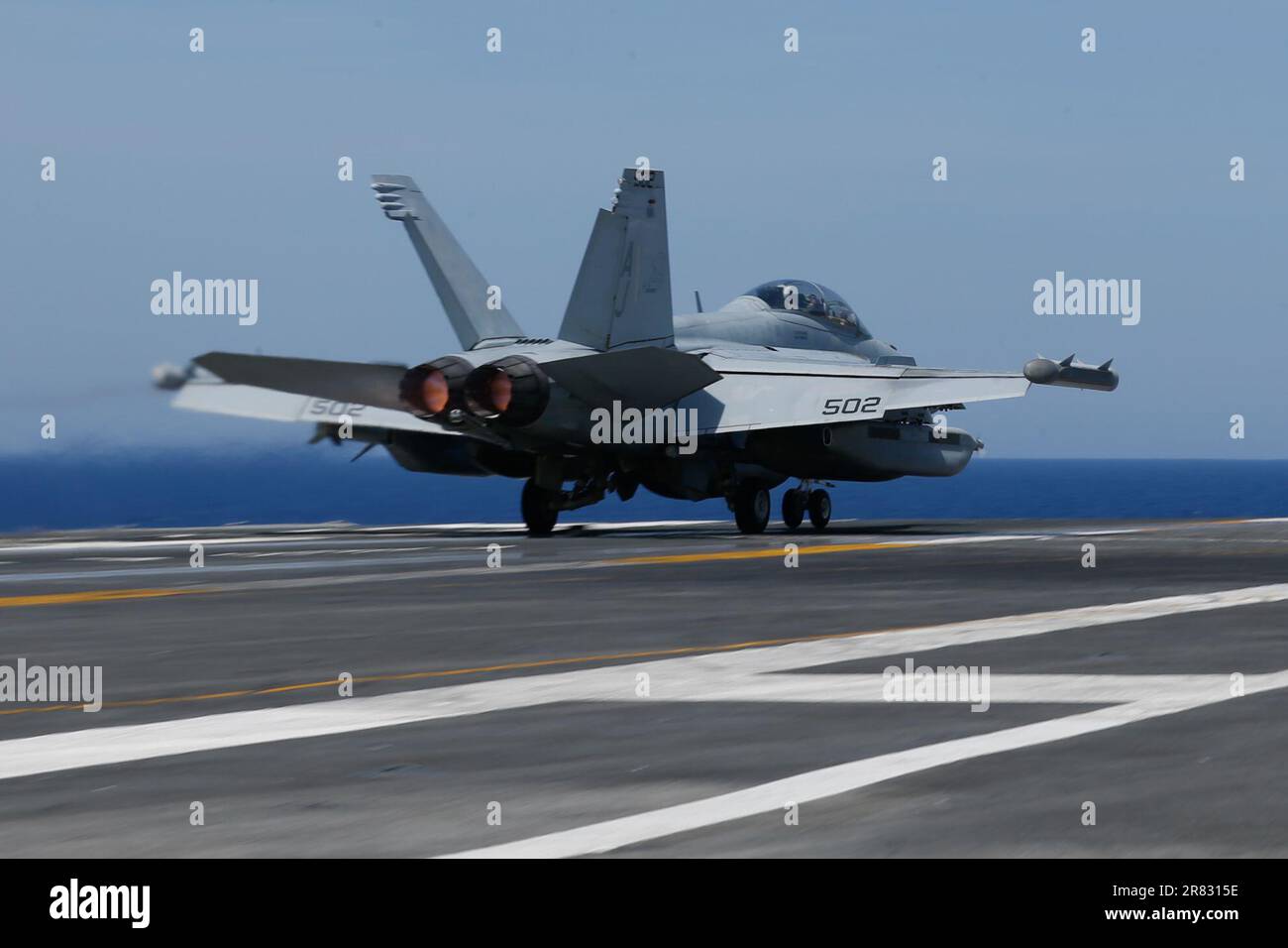 Un e/A-18G Growler, attaccato ai 'Gray Wolves' di Electronic Attack Squadron (VAQ) 142, lancia dal ponte di volo della worldÕs più grande portaerei USS Gerald R. Ford (CVN 78), 16 giugno 2023. VAQ 142 viene implementato a bordo di CVN 78 come parte di Carrier Air Wing (CVW) 8. Gerald R. Ford è il gruppo statunitense NavyÕs portaerei più recente e più avanzato, che rappresenta un salto generazionale negli Stati Uniti NavyÕs capacità di proiettare energia su scala globale. Il gruppo Gerald R. Ford Carrier Strike Group è in fase di implementazione pianificata negli Stati Uniti Naval Forces Europe area of Operations, impiegato dagli Stati Uniti Sesta flotta Foto Stock