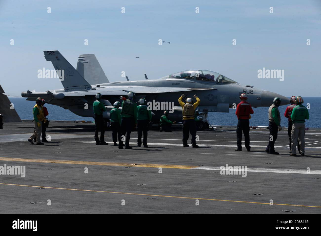 Un e/A-18G Growler, attaccato ai 'Gray Wolves' di Electronic Attack Squadron (VAQ) 142, si prepara a lanciare dal ponte di volo della worldÕs più grande portaerei USS Gerald R. Ford (CVN 78), 16 giugno 2023. Il VFA 213 viene implementato a bordo del CVN 78 come parte del Carrier Air Wing (CVW) 8. Gerald R. Ford è il gruppo statunitense NavyÕs portaerei più recente e più avanzato, che rappresenta un salto generazionale negli Stati Uniti NavyÕs capacità di proiettare energia su scala globale. Il gruppo Gerald R. Ford Carrier Strike Group è in fase di implementazione pianificata negli Stati Uniti Naval Forces Europe area of Operations, impiegato dagli Stati Uniti Si Foto Stock