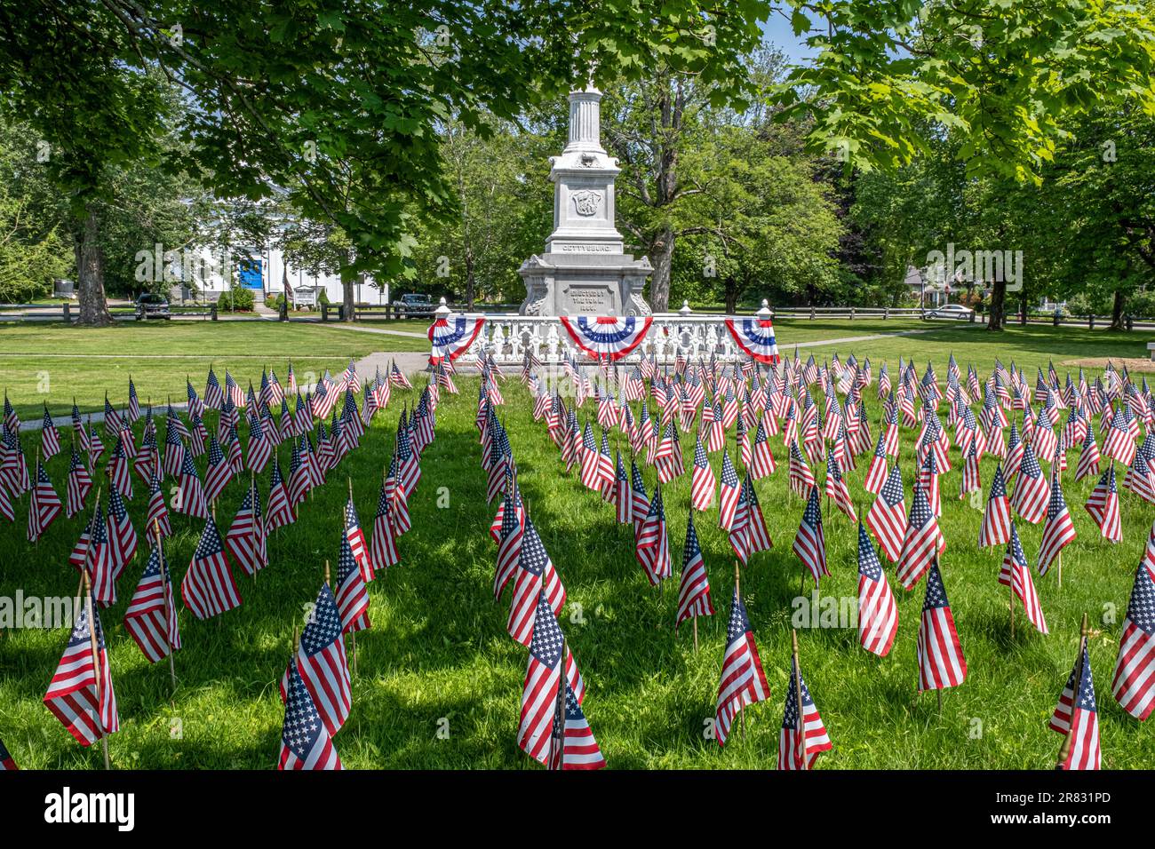 Bandiere americane impostate sul comune di Città a barre per celebrare il Memorial Day Foto Stock