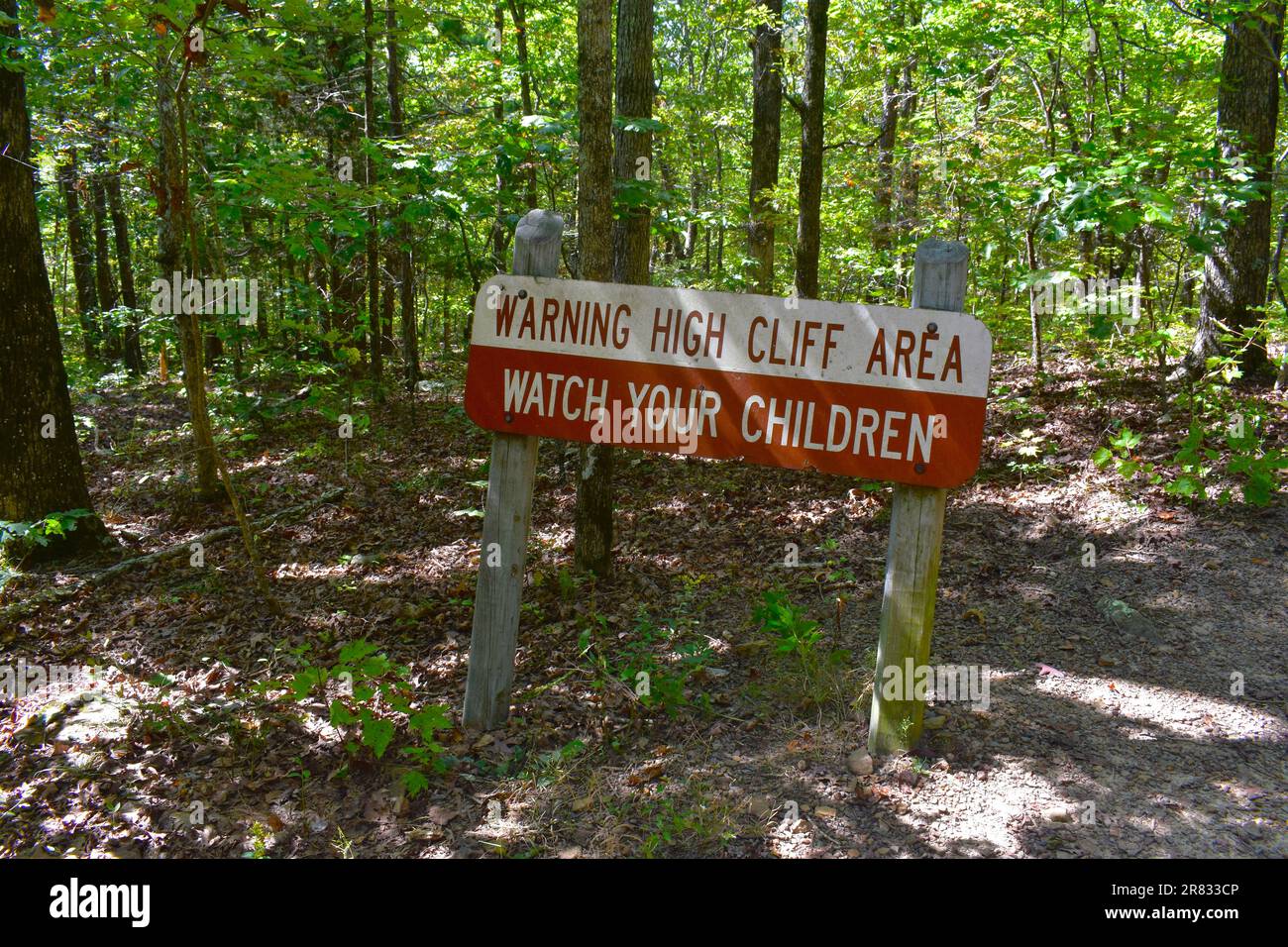 Un cartello di avvertimento sul Pediestal Rock Trail, che avverte delle alte scogliere davanti, Pediestal Rocks, Pelsor, Arkansas, Ozark-St Francis National Forest Foto Stock