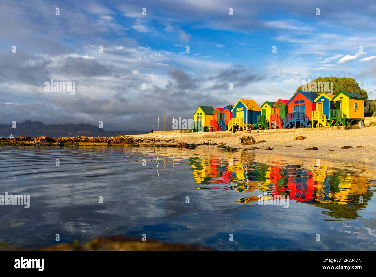 Colorate capanna sulla spiaggia riflessi a St. James Beach vicino a Città del Capo, Sudafrica Foto Stock