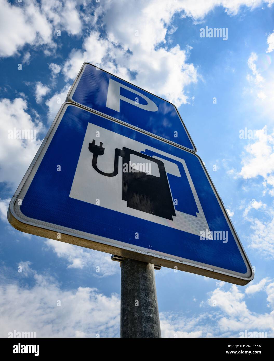 Dresda, Germania. 13th giugno, 2023. Un cartello per parcheggi con stazioni di ricarica per auto elettriche si trova nel parcheggio a ricarica rapida di un'area di servizio autostradale. Il numero di auto elettriche sulle strade è in crescita. Ma l'espansione dell'infrastruttura di tariffazione sta mantenendo il passo? (A dpa 'nonostante l'e-car boom: Molte aree di riposo autostradale ancora senza stazioni di ricarica') Credit: Robert Michael/dpa/Alamy Live News Foto Stock