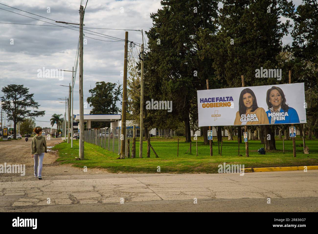 Firmat, Argentina. 09th giugno, 2023. Un cartellone di propaganda elettorale mostra i candidati dell'opposizione Monica Fein e Clara García che si candidano rispettivamente per governatore e per un seggio del Congresso Provinciale. Santa Fe, il terzo distretto elettorale del paese, ha date separate per le elezioni nazionali e provinciali, con un risultato di quattro mesi consecutivi. Credit: SOPA Images Limited/Alamy Live News Foto Stock