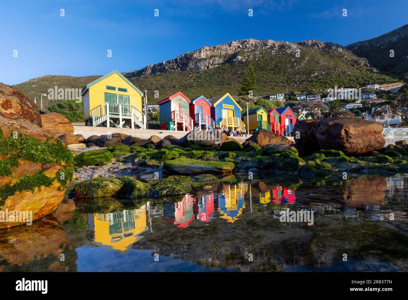 Colorate capanna sulla spiaggia riflessi a St. James Beach vicino a Città del Capo, Sudafrica Foto Stock