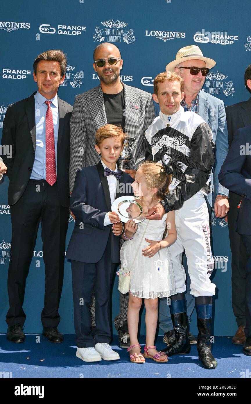 Chantilly, Francia. 18th giugno, 2023. Tony Parker e Jockey Aurelien Lemaitre si presentano con i loro premi durante il Prix de Diane Longines a Chantilly, in Francia, il 18 giugno 2023. Foto di Mireille Ampilhac/ABACAPRESS.COM Credit: Abaca Press/Alamy Live News Foto Stock