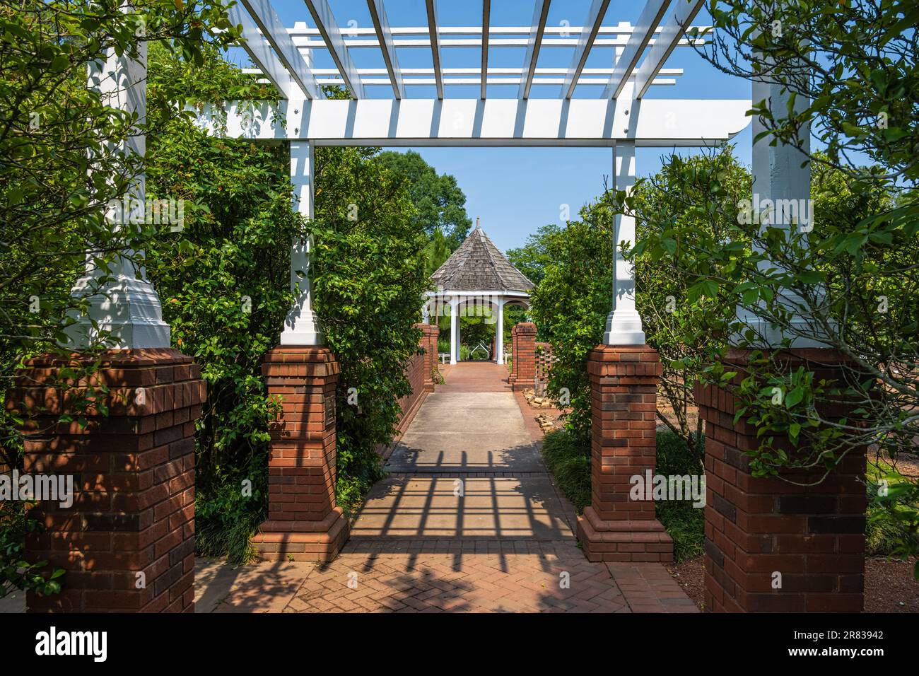 Giardino e gazebo presso il bellissimo Giardino Botanico di Stato della Georgia ad Atene, Georgia. (USA) Foto Stock