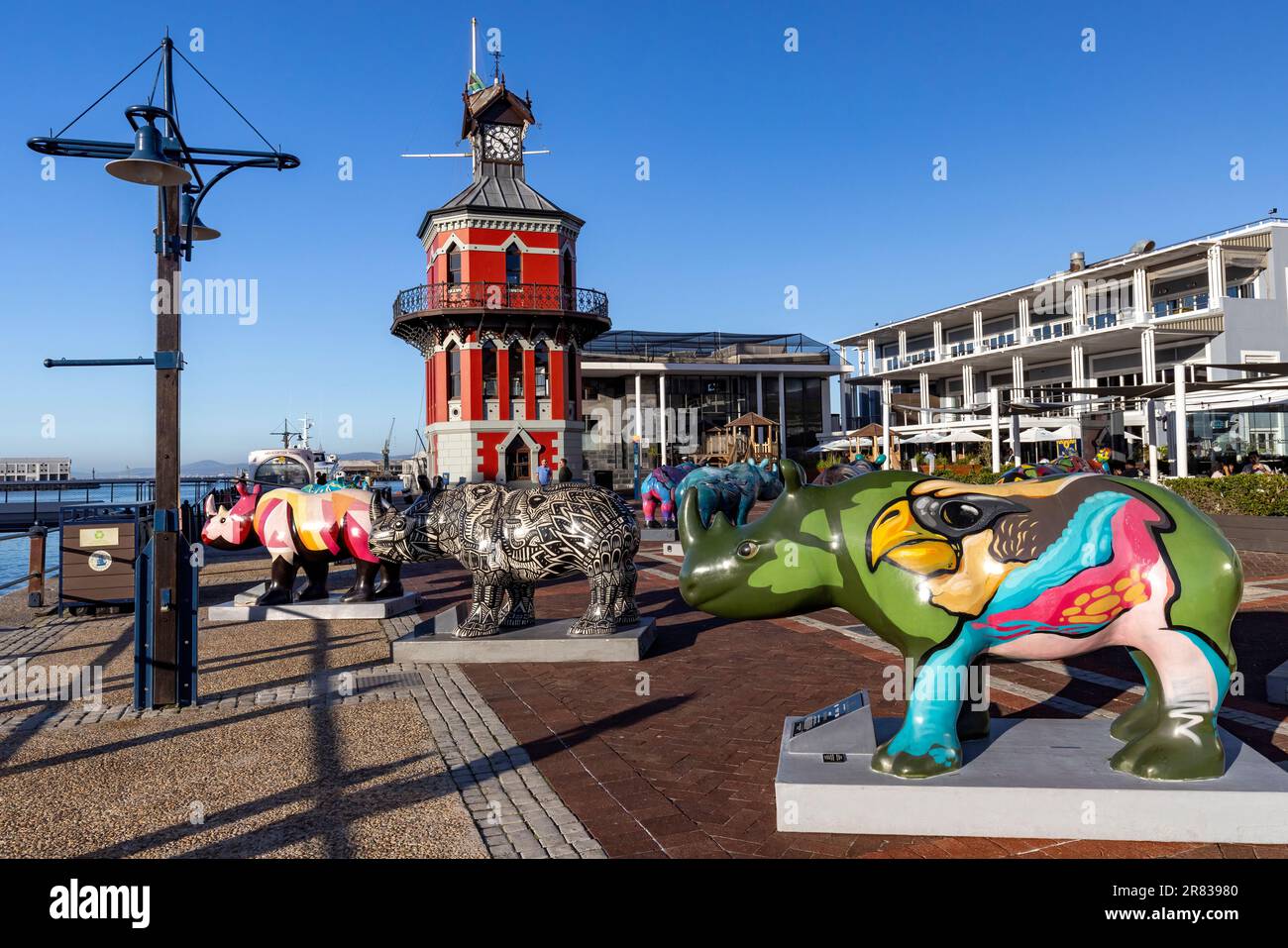 I Rhinos stanno arrivando! Mostra presso il quartiere della Torre dell'Orologio nel lungomare di V&A - Città del Capo, Sud Africa Foto Stock