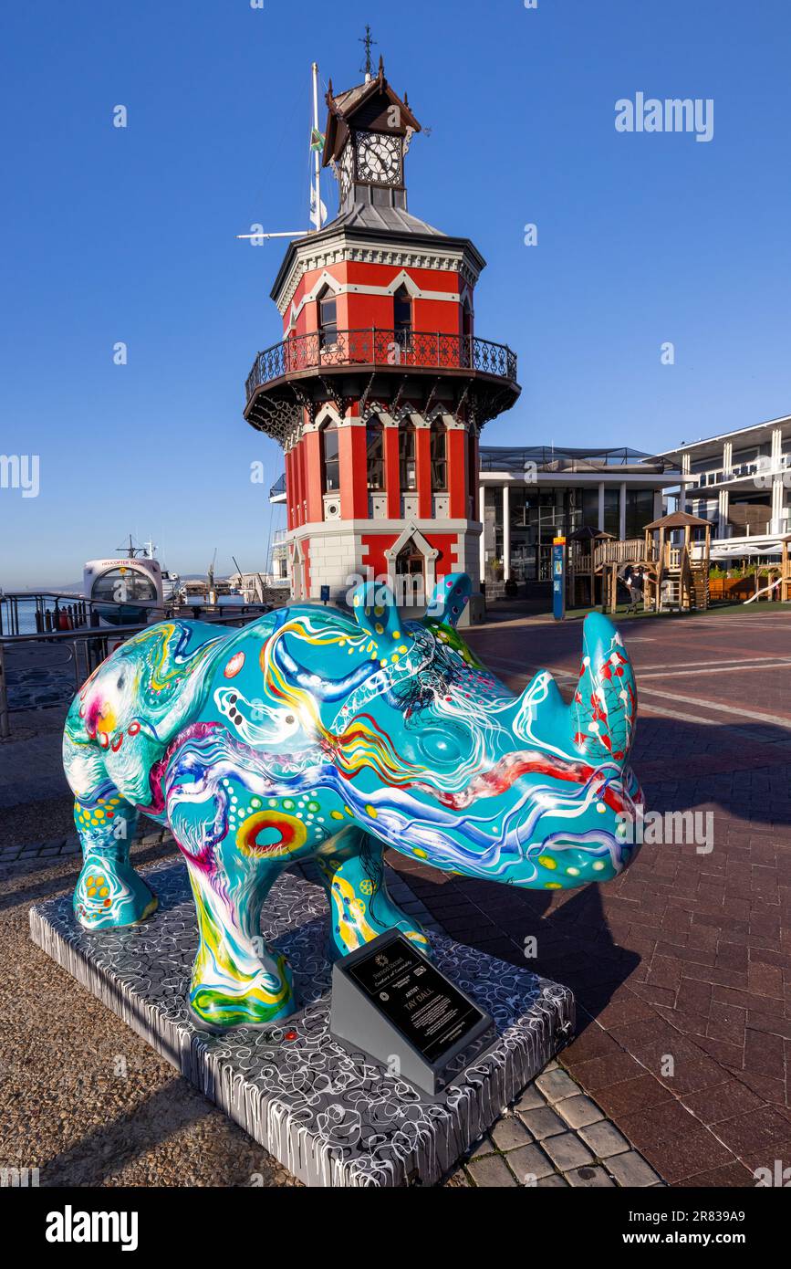 I Rhinos stanno arrivando! Mostra presso il quartiere della Torre dell'Orologio nel lungomare di V&A - Città del Capo, Sud Africa Foto Stock