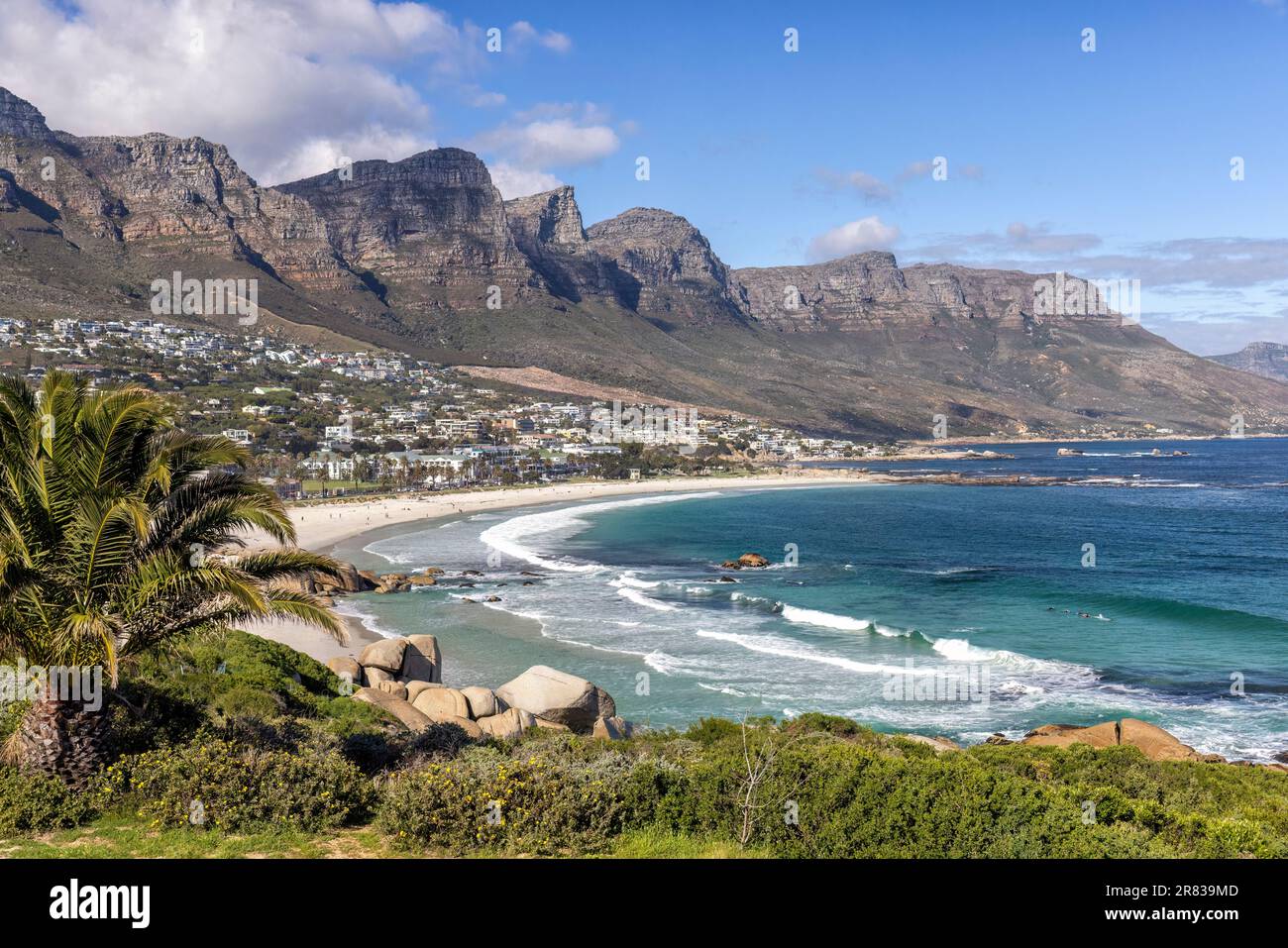 Vista della spiaggia di Camps Bay con dodici Apostoli sullo sfondo - Città del Capo, Sud Africa Foto Stock