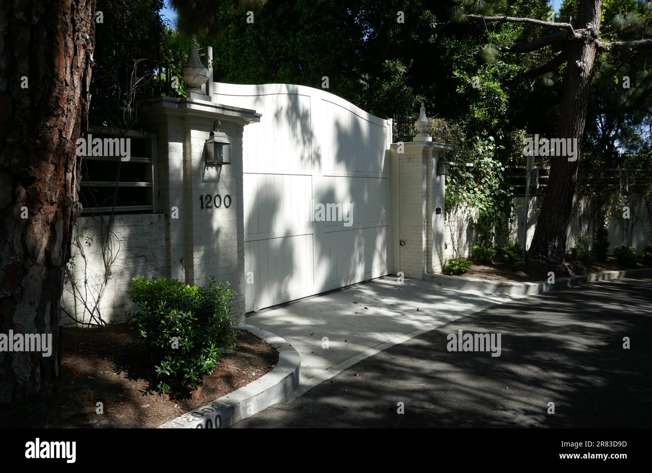 Beverly Hills, California, USA 17th Giugno 2023 Singer/Musician/songwriter Taylor Swift Home, ex Casa e storica Samuel Goldwyn Estate costruita nel 1934 a 1200 Laurel Lane il 17 Giugno 2023 a Beverly Hills, California, USA. Gli ex ospiti della casa di Samuel Godwyn includono Charlie Chaplin, Marlene Dietrich, Clark Gable, Frank Capra, Katharine Hepburn, Lucille Ball, Irving Berlin, Ginger Rogers, Eleanor Roosevelt, norma Shearer, Harpo Marx. Foto di Barry King/Alamy Stock Photo Foto Stock