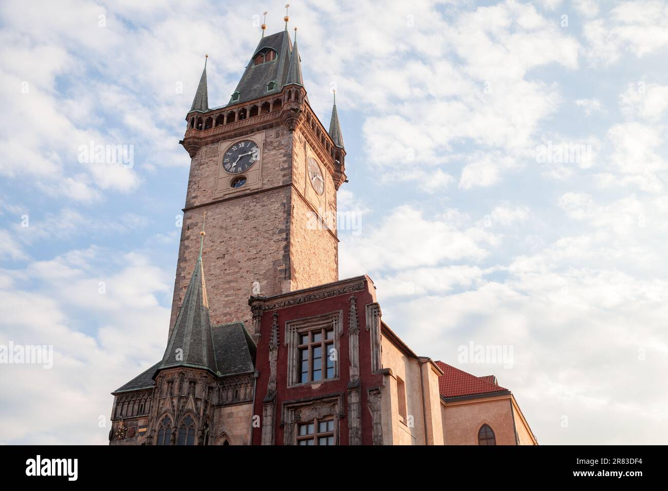 Il Vecchio Municipio è sotto il cielo nuvoloso di giorno. Praga, Repubblica Ceca Foto Stock