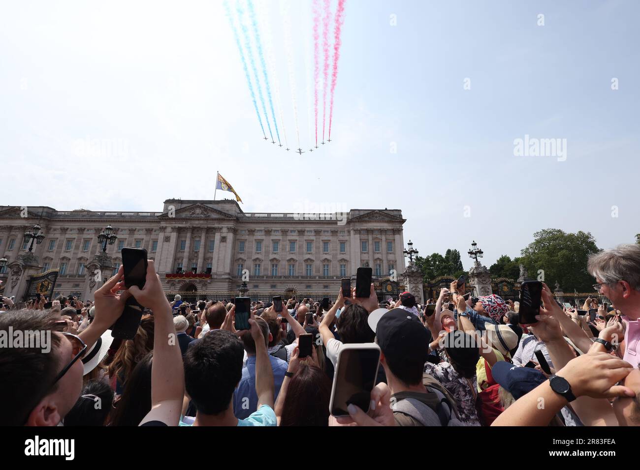 Londra, Regno Unito. 17th giugno, 2023. La folla guarda come le frecce rosse volano sopra Buckingham Palace, dopo la Trooping of the Colour. La ricerca del colore segna tradizionalmente il compleanno ufficiale del Sovrano e 1.400 soldati, 200 cavalli e 400 musicisti sfilano per re Carlo III, con l'evento che termina con un cavalcavia RAF come orologio della Famiglia reale dal balcone di Buckingham Palace. Credit: Paul Marriott/Alamy Live News Foto Stock