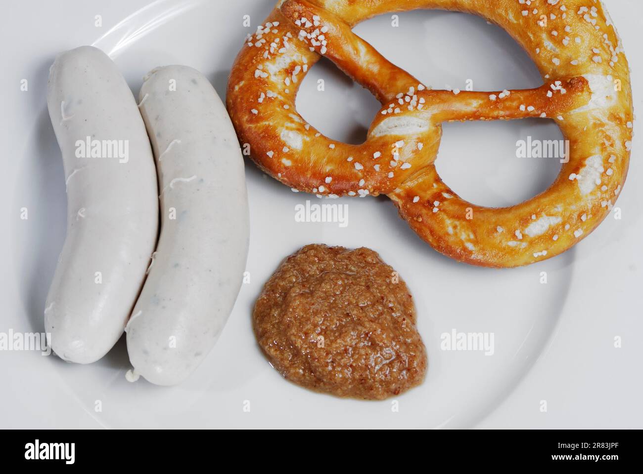 Salsiccia di vitello bavarese con pretzel e senape Foto Stock