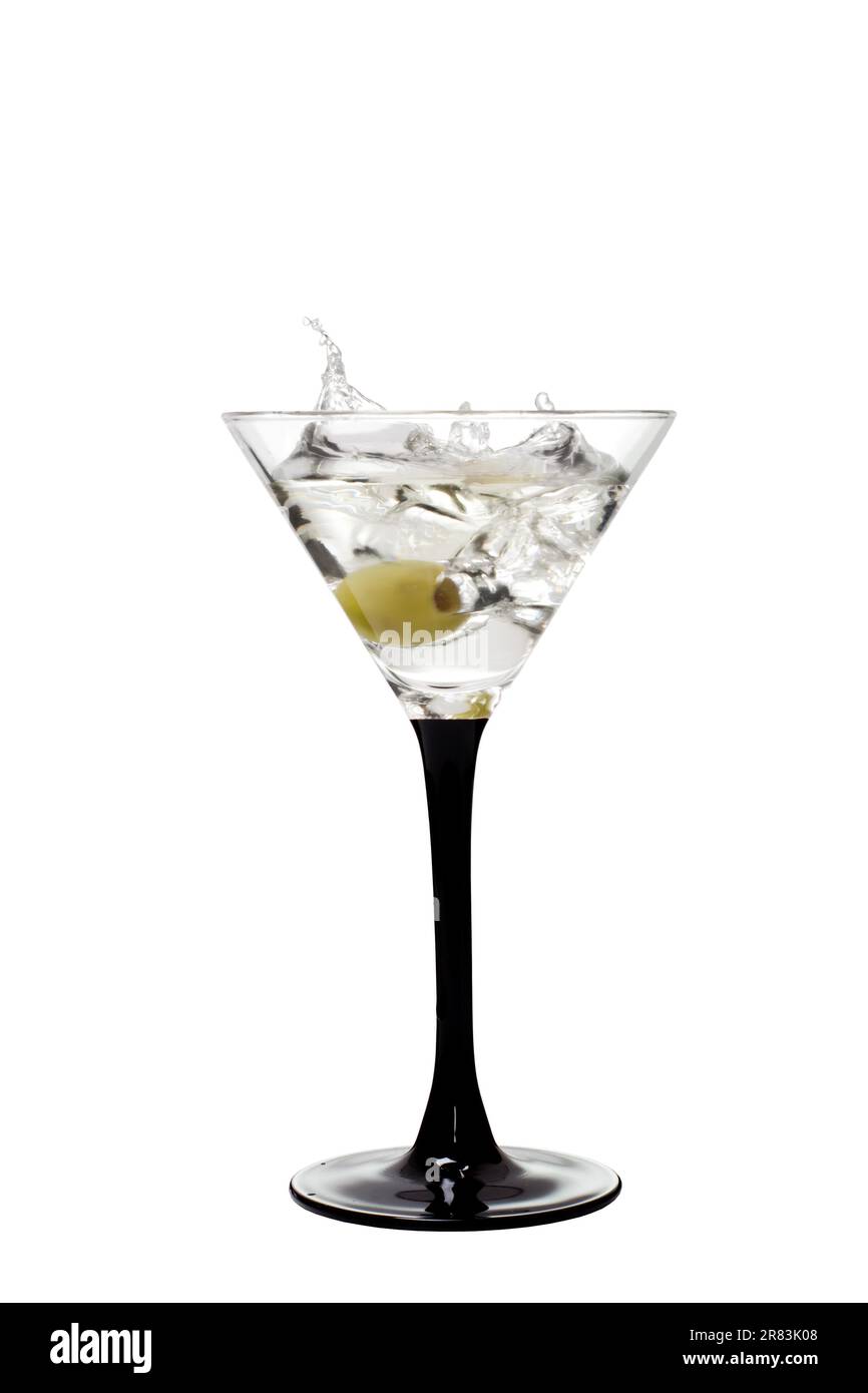 Martini con olive nere su sfondo bianco Foto Stock