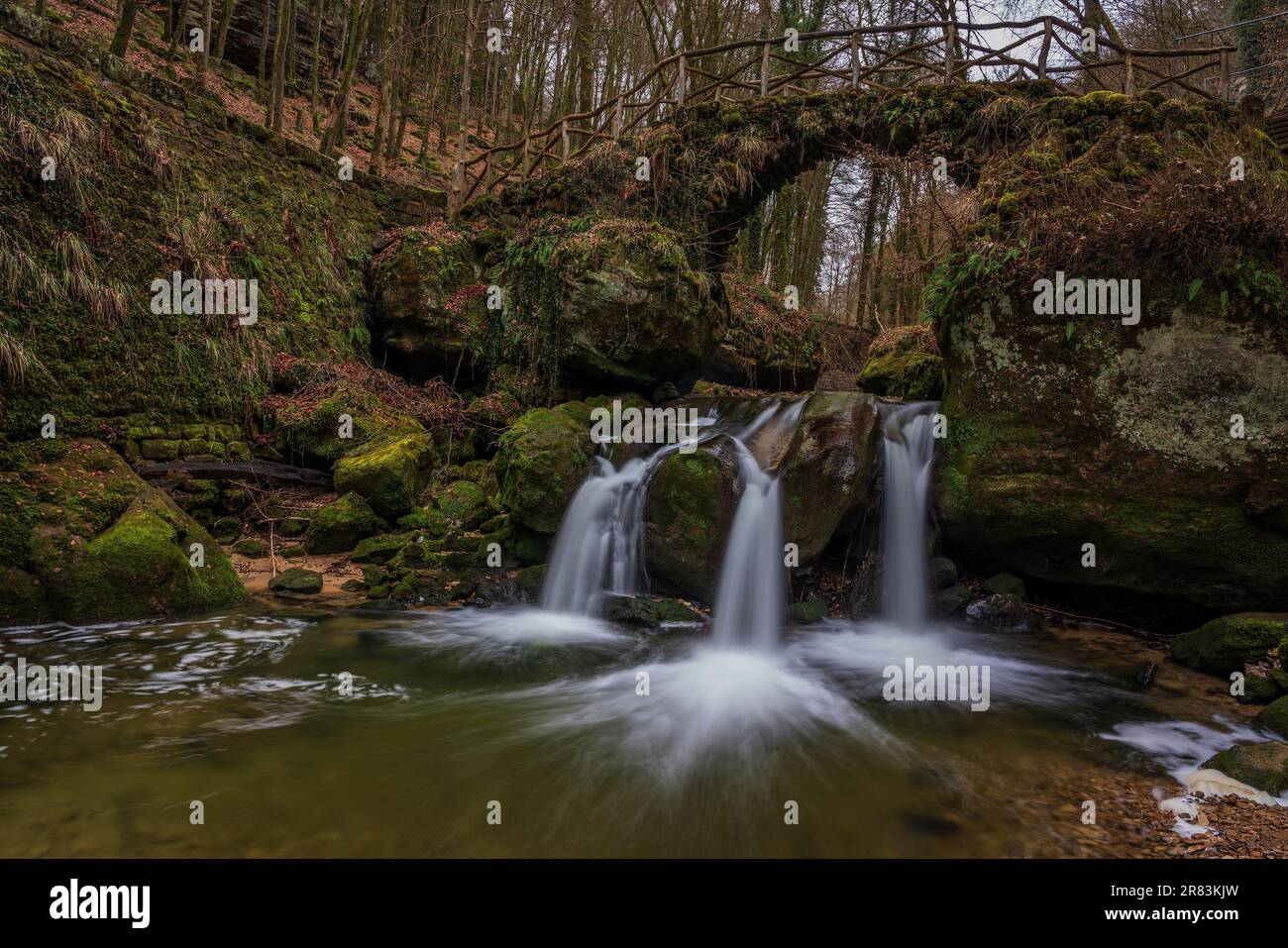 Lo Schiessentuempel è una piccola e pittoresca cascata sul fiume Nero Ernz. Mullerthal, la piccola Svizzera lussemburghese Foto Stock